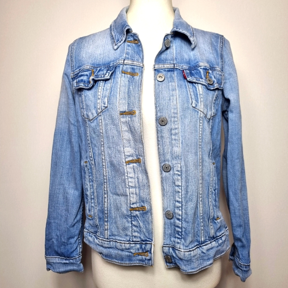 LEVI STRAUSS Woman's Denim Light Wash Jacket Size Medium